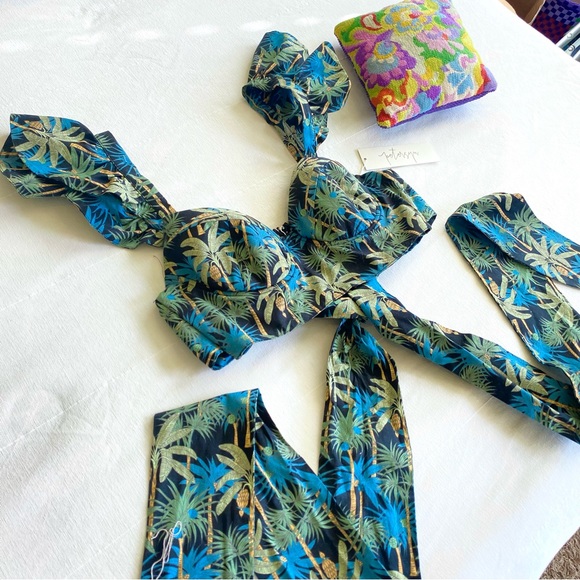 NWT Petersyn X Revolve Joplin Paradise floral flutter sleeve crop top - Picture 4 of 12